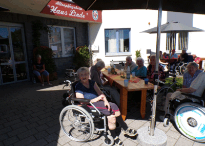 Grillfest im Altenpflegeheim Haus Linde 7