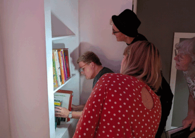 Unsere Erzieher*innen probierten den Escape-Room aus, der für die Ferienkinder in der Kita errichtet wurde.