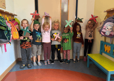die Kitakinder aus unserem Kinderland Pausa mit ihren selbstgebastelten Windmühlen