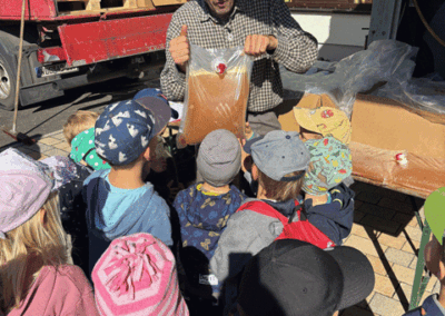 Kinder des Kinderland Pausa zu Besuch in der Mosterei