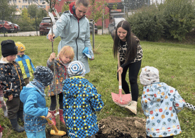 Kinderland Pausa beteiligte sich an der Baumpflanz-Challenge und pflanzte einen Kirschbaum.