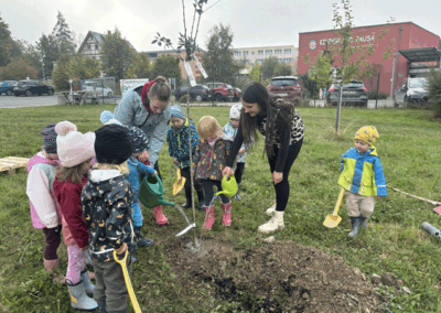 Kinderland Pausa beteiligte sich an der Baumpflanz-Challenge und pflanzte einen Kirschbaum.
