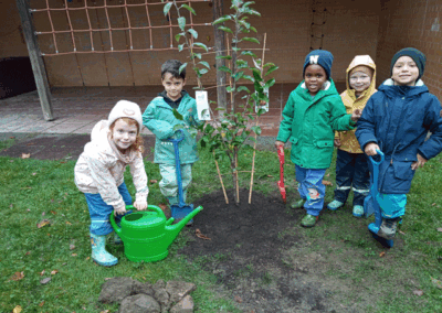 Teilnahme des Kinderhaus Westend an der Baumpflanz-Challenge.