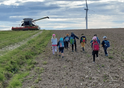 die Kinder unseres Kinderland Pausa zu Besuch auf dem Feld