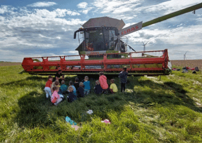 die Kinder unseres Kinderland Pausa zu Besuch auf dem Feld