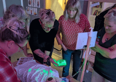 Unsere Erzieher*innen probierten den Escape-Room aus, der für die Ferienkinder in der Kita errichtet wurde.