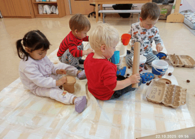 Spielen mit Kastanien in der Krippe der Kita Märchenland