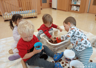 Spielen mit Kastanien in der Krippe der Kita Märchenland
