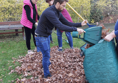 Kita "Am Bärenstein" - Eltern helfen beim Laubharken