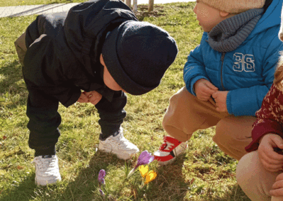 Kita "Märchenland" - Krippenkinder entdecken Frühblüher