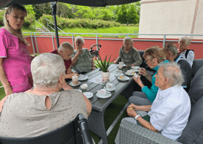 Tagespflege Reichenbach - wir genießen unsere Terrasse